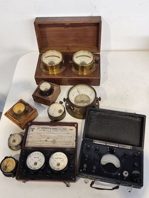 de nombreux types d'horloges posées sur une table