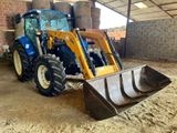 un tracteur garé dans la terre