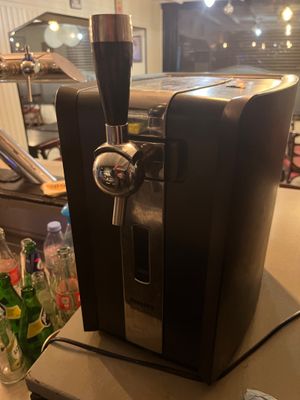 un robinet à bière posé sur le plan de travail d'une cuisine