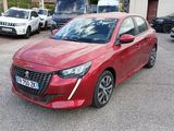 une voiture rouge garée dans un parking