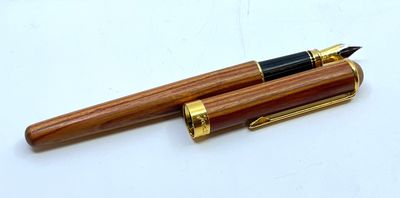 JEAN-PIERRE LEPINE. Stylo plume en bois de rose et métal dor…