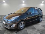 la petite voiture noire est garée dans le garage sur un sol en damier