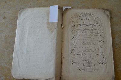 un vieux livre écrit posé sur une table