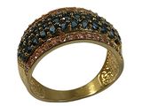 une image représentant une bague en or sertie de pierres bleues et roses