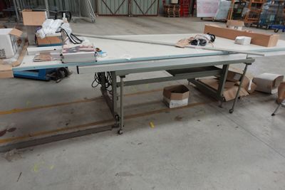 une photo d'une table dans un entrepôt, sur laquelle se trouvent de nombreux cartons