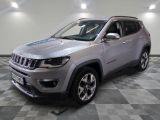 La Jeep Compass est garée sur un sol en carrelage à damier.