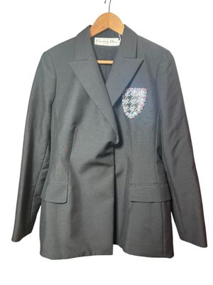 blazer gris orné de paillettes argentées sur le revers et le col
