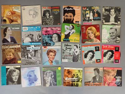 beaucoup de magazines accrochés au mur d'une pièce