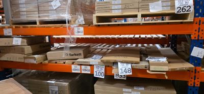 de nombreuses caisses et colis sur les rayonnages de l'entrepôt