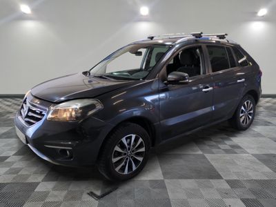la photo d'une voiture grise garée dans un garage