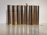 six livres sont alignés sur une table