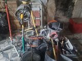 un tas d'outils posé par terre dans une pièce