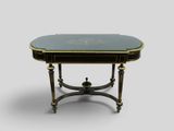 une table basse noire et dorée avec un plateau en verre