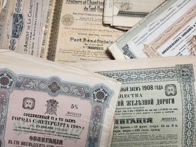 une pile de vieux billets empilés les uns sur les autres