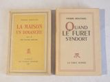 Deux livres sont posés sur une surface blanche ; l'un est jaune et l'autre est rouge.