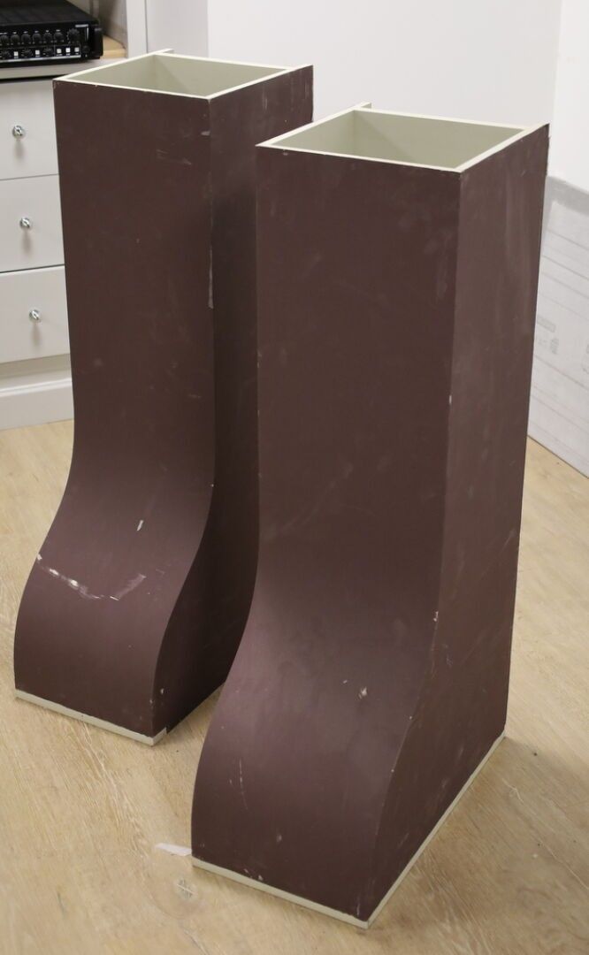 2 Manteaux de hotte. Dimensions :107 x 30 x 55 cm