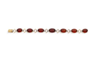 un gros plan d'un bracelet rouge et blanc posé sur une surface blanche