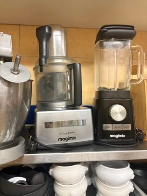de nombreux mixeurs et blenders de toutes sortes posés sur une étagère