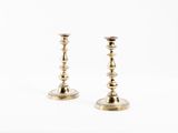 paire de chandeliers anciens en laiton sur fond blanc