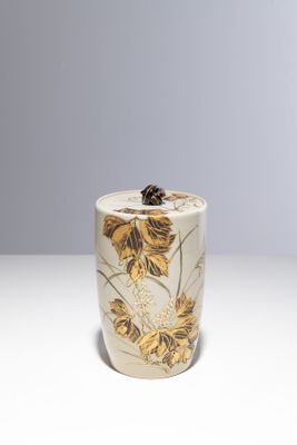 un vase blanc orné d'une fleur jaune