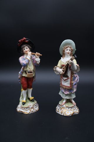 Deux sujets musiciens en porcelaine. H : 17