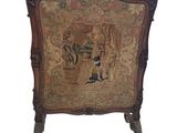 une image représentant une chaise dont le dossier est orné d'une tapisserie