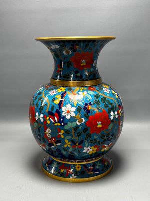 Vase chinois en émail closé, orné d'un motif floral et d'une bordure dorée