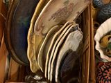 beaucoup d'assiettes dans une boîte posée par terre
