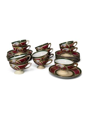 un service de six tasses et soucoupes ornées de motifs floraux