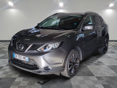 l'avant d'un SUV Nissan argenté garé sur un sol à damier