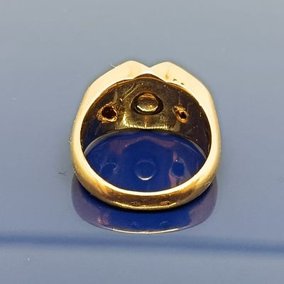 une bague en or sertie d'une pierre bleue