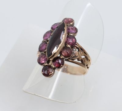 une image montrant un gros plan d'une bague posée sur une surface transparente