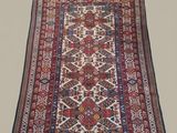 un tapis rouge et bleu à motifs
