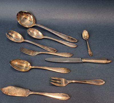 beaucoup de cuillères et de fourchettes en argent sur la table