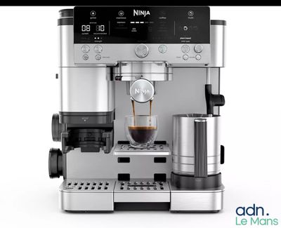 gros plan d'une machine à café sur une surface blanche
