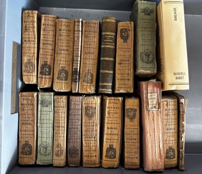 plusieurs vieux livres sont empilés dans une boîte