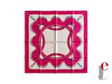 foulard carré rose et blanc, orné d'un motif de fleurs et de feuilles