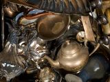 un gros tas d'objets en argent et en laiton dans une boîte