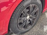 une voiture rouge garée dans un parking
