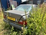 une voiture garée dans l'herbe près d'un bâtiment