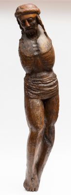 une statue représentant un homme portant un panier sur la tête
