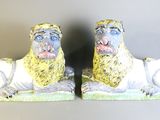 deux figurines de lions sont posées par terre