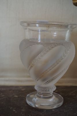 un vase en verre posé sur une table