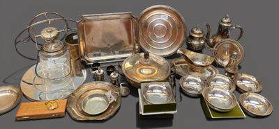 beaucoup d'objets en argent posés sur une table