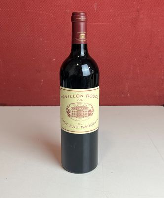une bouteille de vin posée sur un comptoir à côté de deux bouteilles de vin