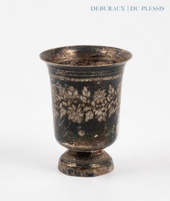 un vase noir orné d'un motif doré