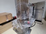 une pile de cartons posée sur une table au milieu d'une pièce