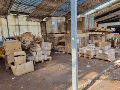 de nombreux cartons empilés sur des palettes dans un entrepôt