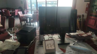 un écran d'ordinateur posé sur une table dans un salon