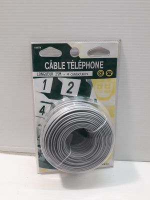 un gros plan sur un paquet de câbles téléphoniques posé sur une surface blanche